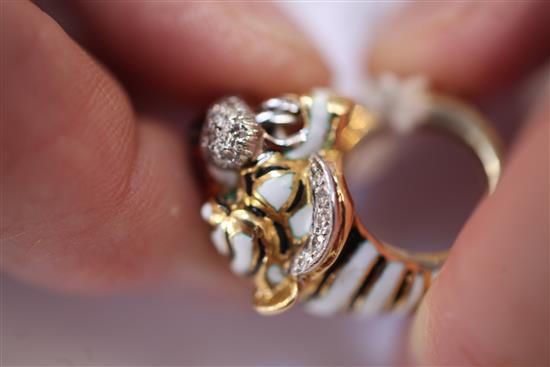 A 1980s? Kutchinsky 18ct gold and enamel, emerald and diamond set tigers head ring, size D.